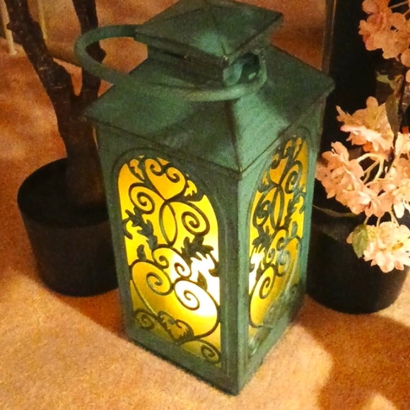 Home Decor--17" Oversized Front Door Lantern ,illuminates On Timer...NEW - Picture 7 of 16